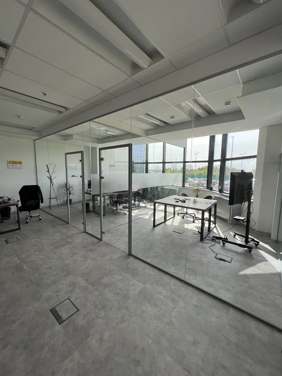 Bezramne staklene pregrade u kancelarijskom open space-u